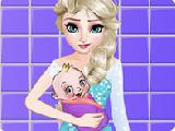 Jouer à Elsa washing clothes for newborn