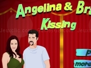Jouer à Angelina and Brad kissing